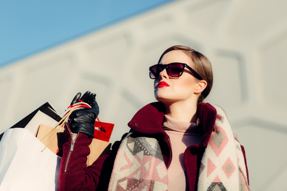 Femme elegante en lunettes de soleil