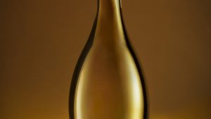 Bouteille de champagne doree, signe de fortune