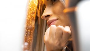 Femme aisee, regard tourne vers l exterieur