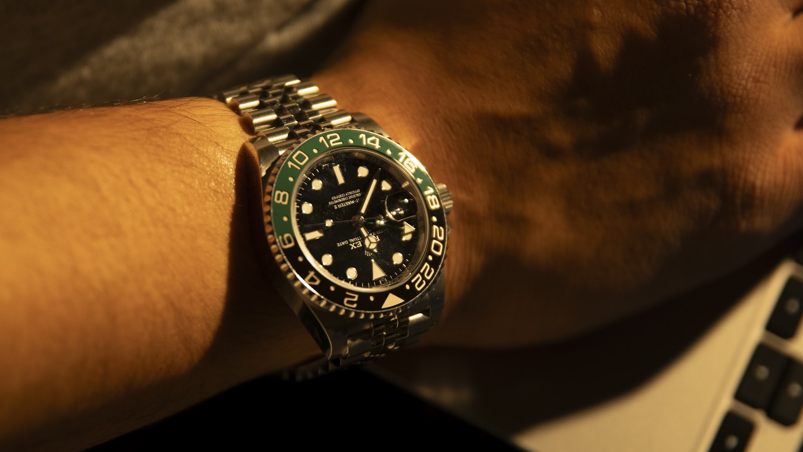Gros plan d une montre de luxe sur un poignet