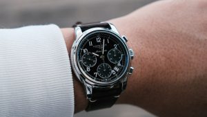 Montre de luxe au poignet, signe de reussite