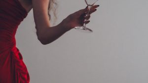Femme élégante en terrasse pendant l'été