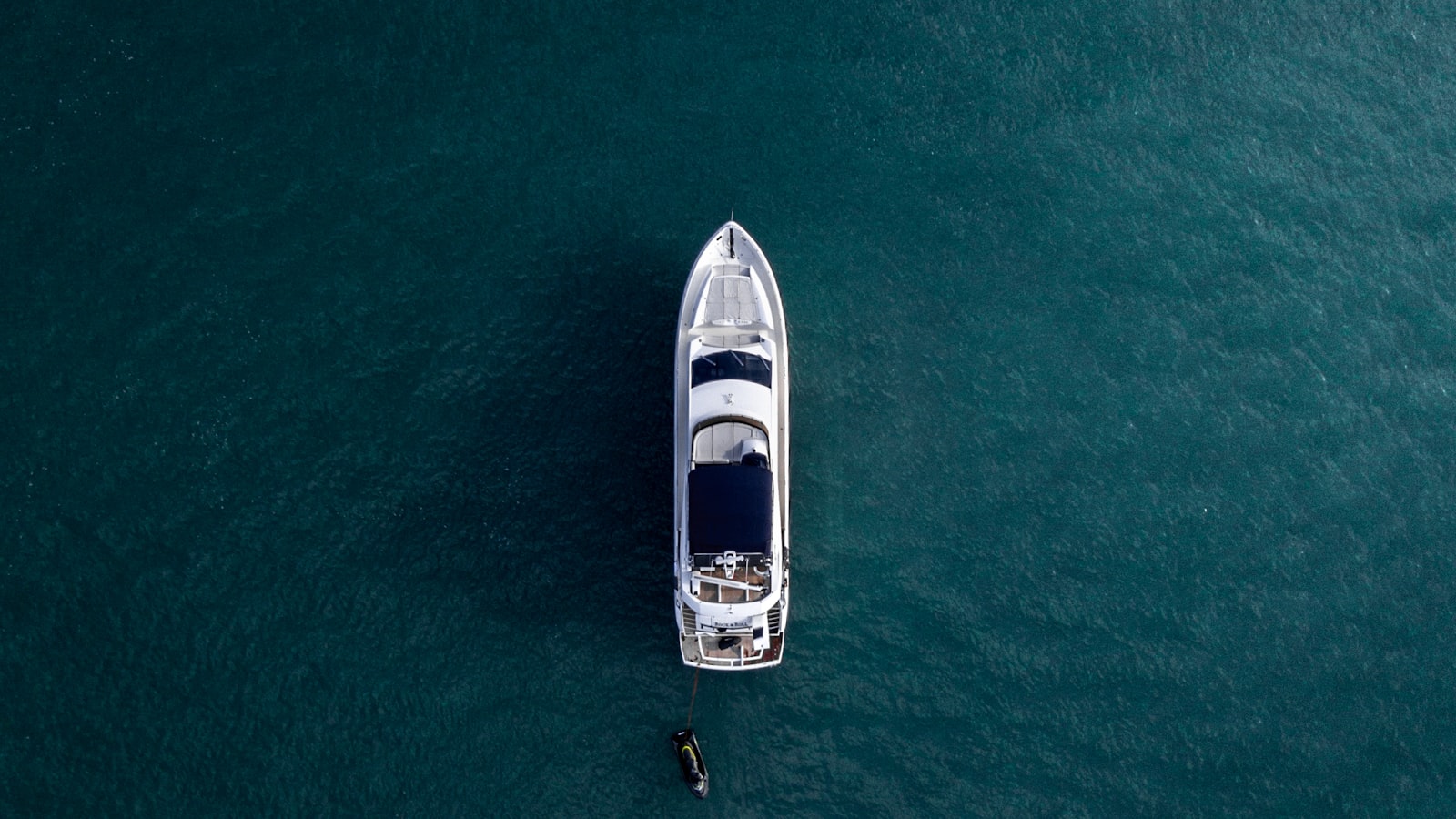 Yacht au mouillage dans une crique méditerranéenne