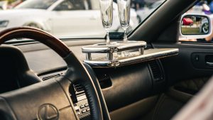 Deux coupes de champagne dans une voiture de luxe