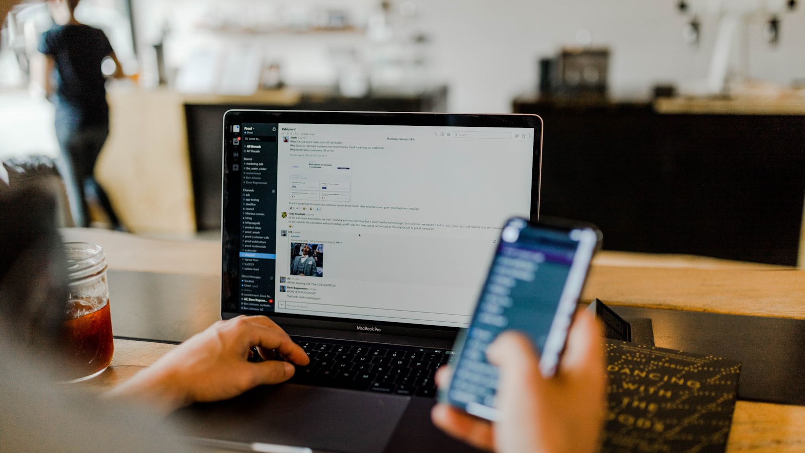Personne consulte un profil sur téléphone et ordinateur portable
