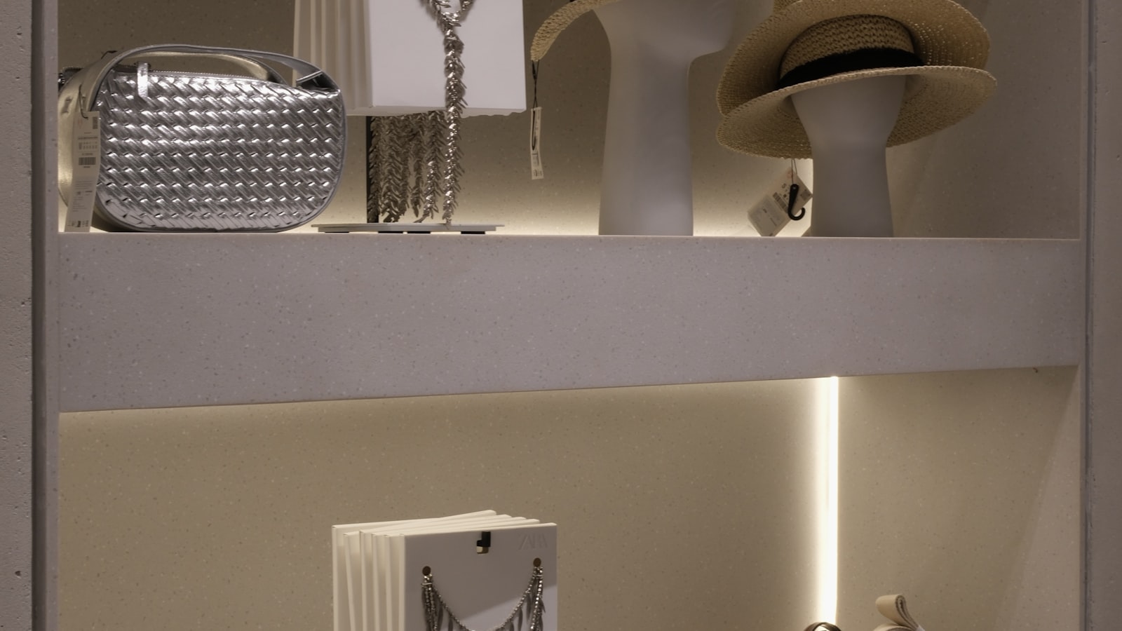 Bijoux et sacs de luxe exposés sur une étagère