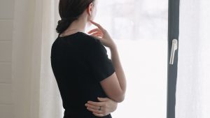 Femme elegante en robe de soiree