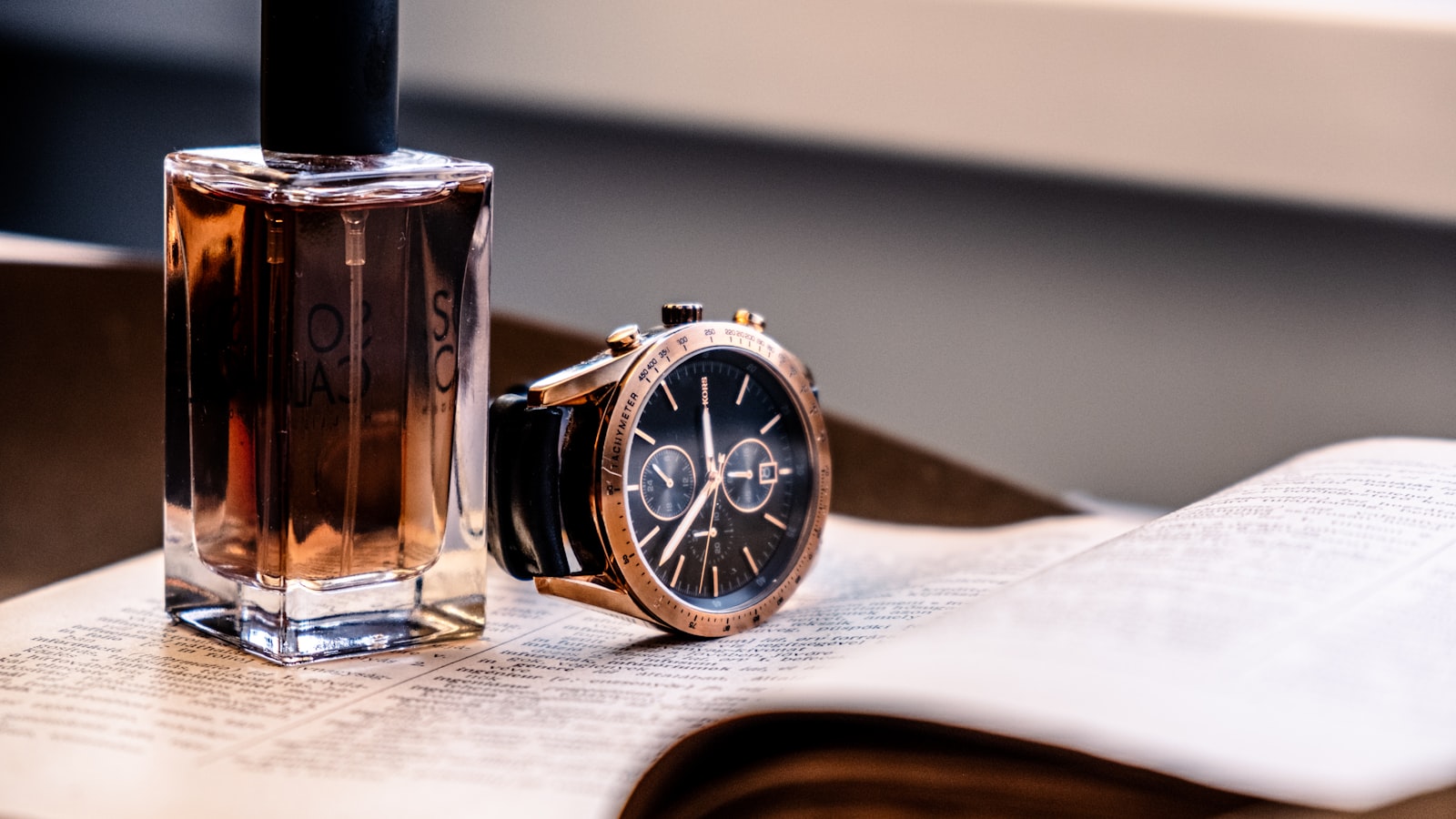 Montre et parfum de luxe sur une table