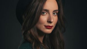 Femme élégante et assurée en extérieur