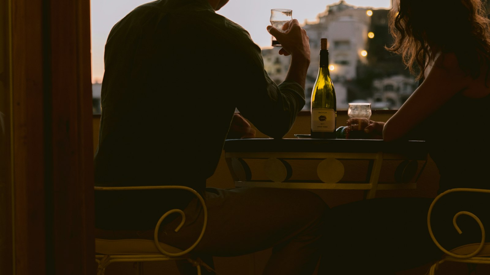 Couple en tête-à-tête lors d'un dîner