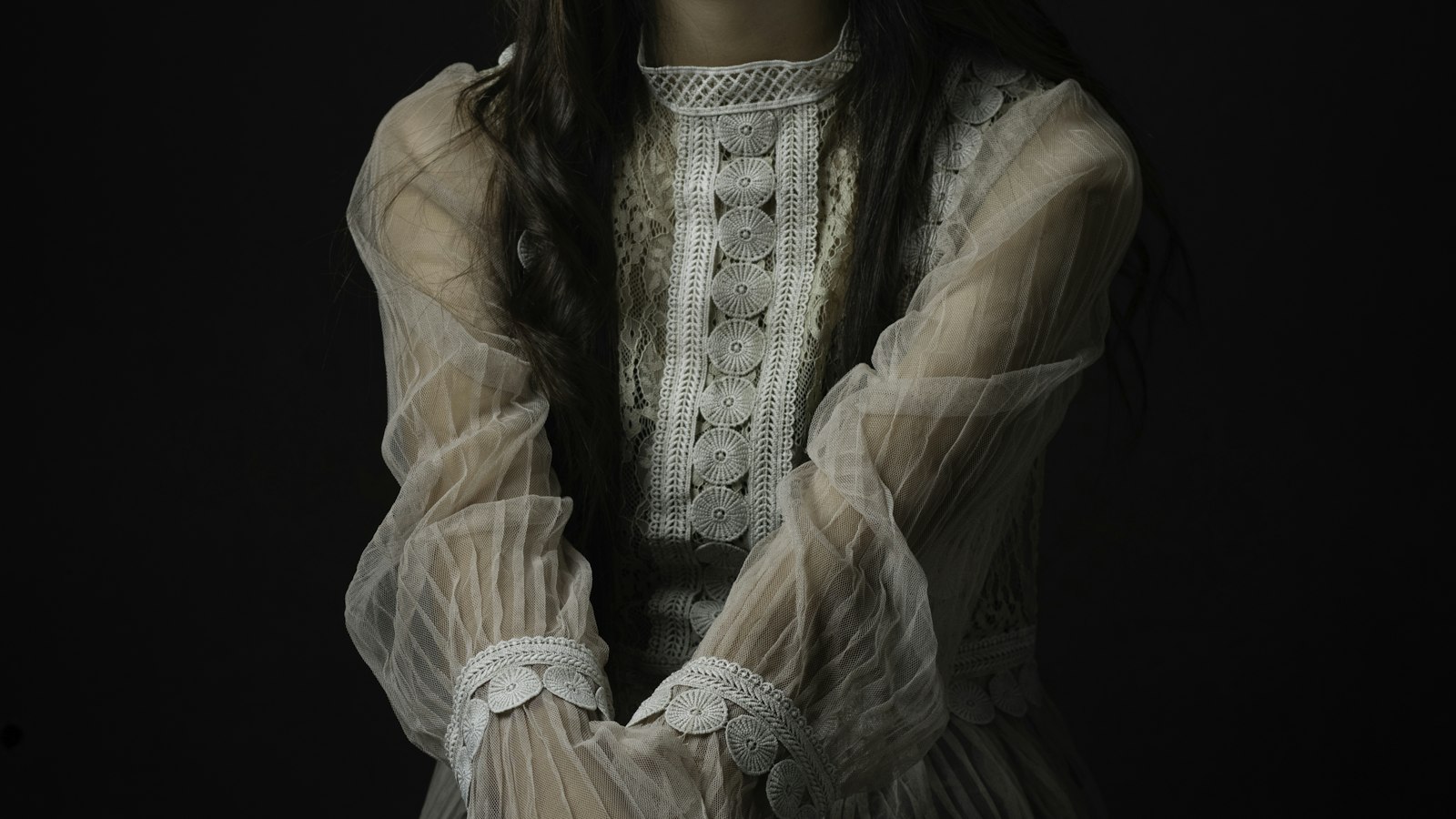 Femme en robe de dentelle, élégance discrète